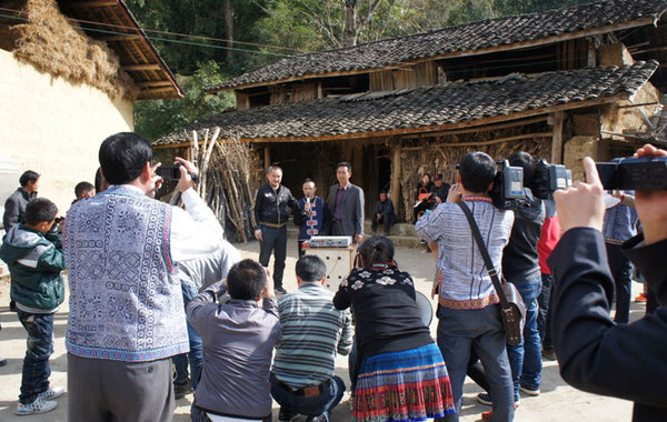 贫困县拨专款为熊朝忠家乡修路 并为拳王出书