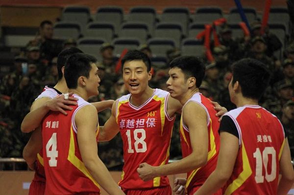 图文:男排联赛八一3-2上海 八一队庆祝