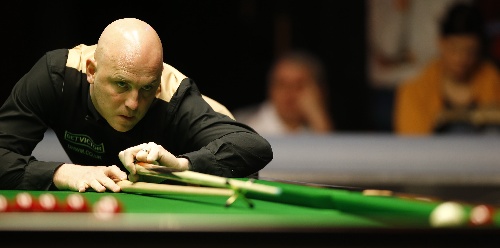 图文:丁俊晖4-0胜马克金 马克金架杆击球