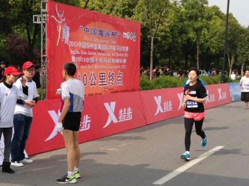 郎永淳魏晓南挑战扬州马拉松 成功跑完10公里