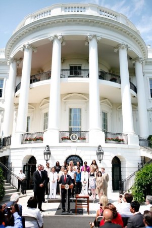 奥巴马打高尔夫庆8月4日生日 淡定应对恐怖分