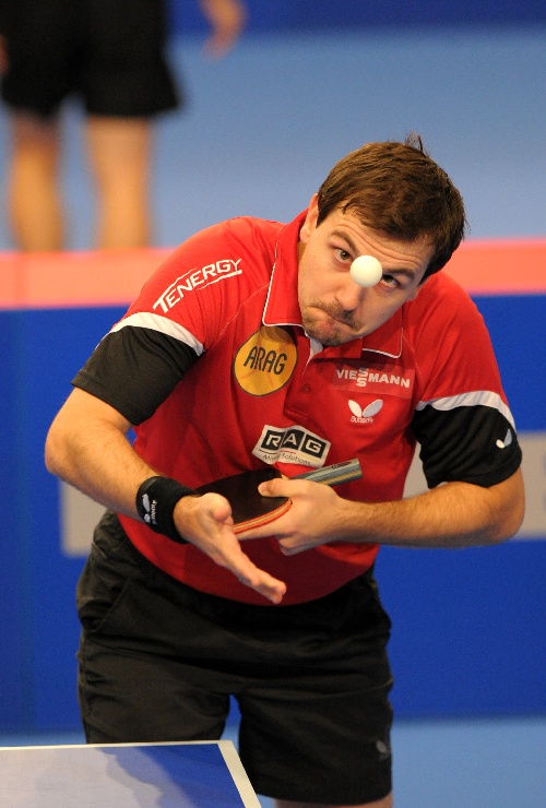 图文:2013男乒世界杯 波尔在比赛中发球