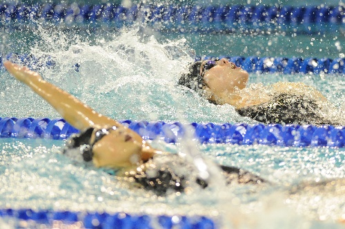 图文:全国游泳锦标赛 傅园慧在比赛中