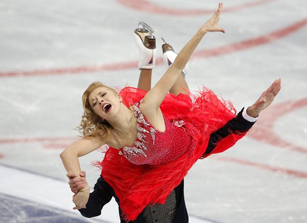 图文:俄罗斯站冰舞短舞蹈 性感红裙