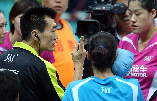 图文:[女排联赛]北京对阵山东 张洛布置战术