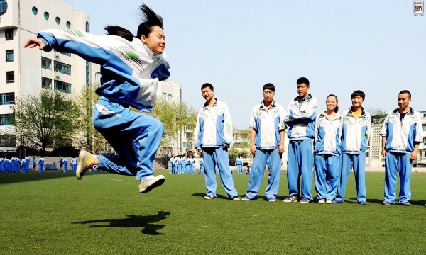 小学体育课加 男子汉 训练 校长:男孩太娇弱