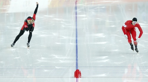 图文:速度滑冰男子1000米 田国俊在决赛中
