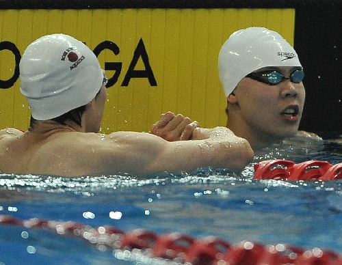 图文:余贺新获男子100米自由泳冠军 接受祝贺