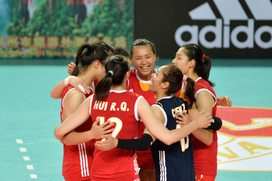 高清图:中国女排夺冠集体开心 郎平一手一个球