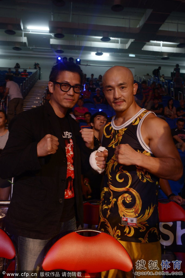 高清:一龙KO日本拳手引发轰动 众香港明星观战