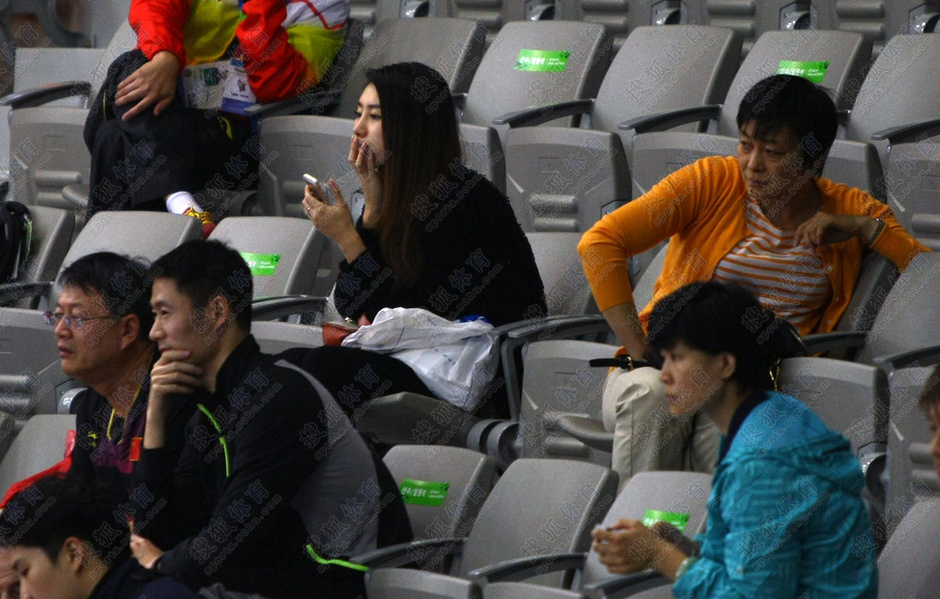 独家图:何智丽观战国乒 王励勤身边现神秘女子