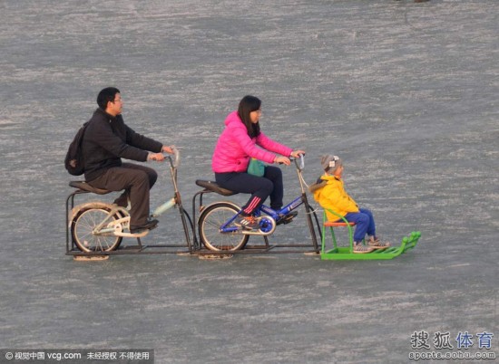 高清:颐和园昆明湖上玩溜冰 游客如织美女抢镜