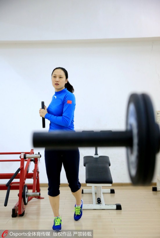 组图:速滑女神张虹备战冬运 全神贯注展好身材