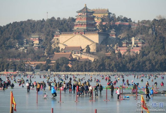高清:颐和园冰场迎客流高峰 数千滑冰游客溜冰