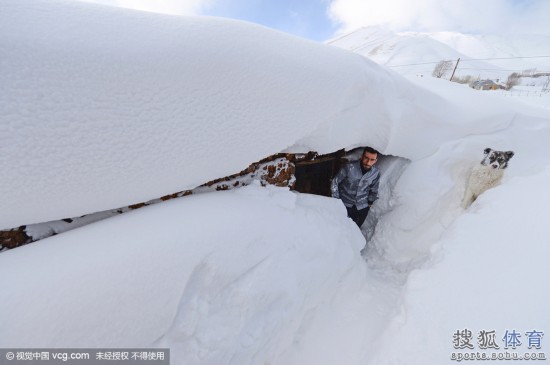 土耳其出现恐怖寒潮 大雪后民众挖地道出行(图