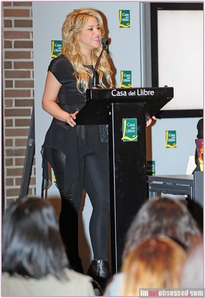 夏奇拉挺大肚子携皮克亮相 两人"咬耳朵"显甜蜜