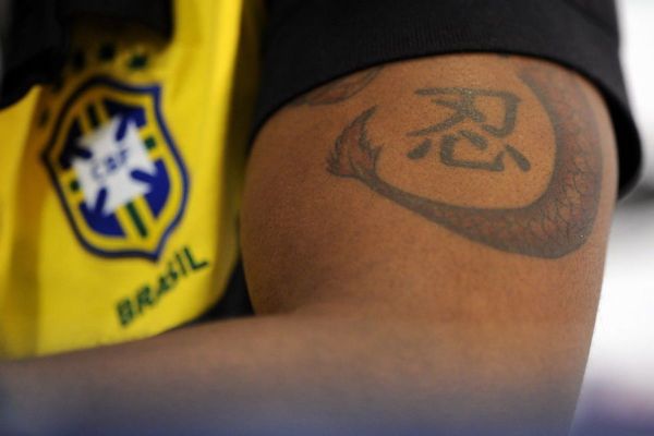 莫耶斯必须立刻滚蛋! 红魔死忠在屁股上纹身明志