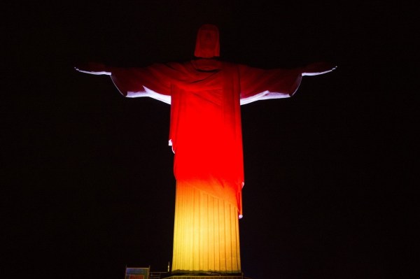 当地2014年7月12日,巴西里约热内卢,基督山耶稣雕像轮换闪烁阿根廷和
