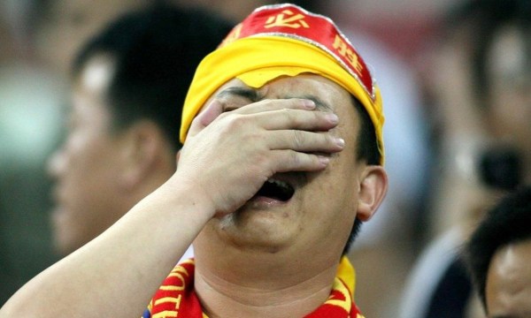 图为中国球迷在比赛后痛哭