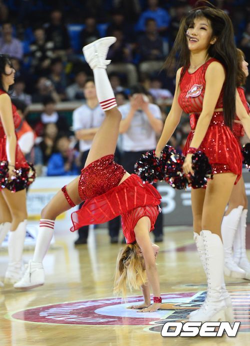 韩国篮球联赛啦啦队红色透视装秀倒立