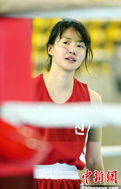 李诗英战韩国女子拳击队资格赛获入选喜极而泣