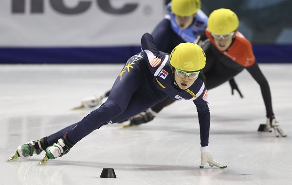 短道速滑沈石溪大长腿图片