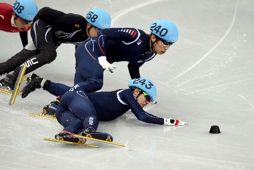 图文:短道速滑男子1500米 申达武滑倒