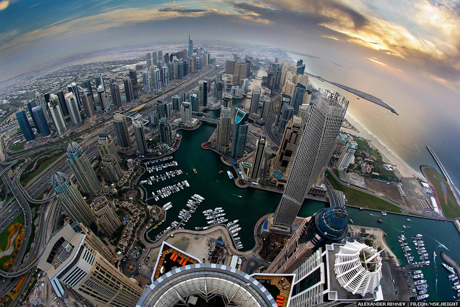 高清:俄摄影师徒手攀爬迪拜高楼 俯拍沙漠之城
